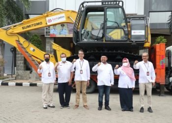 Bank Jatim Serahkan CSR Alat Excavator Untuk Pemkab Gresik