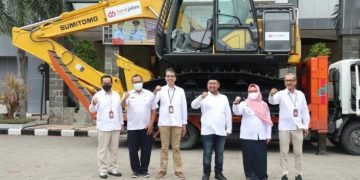 Bank Jatim Serahkan CSR Alat Excavator Untuk Pemkab Gresik