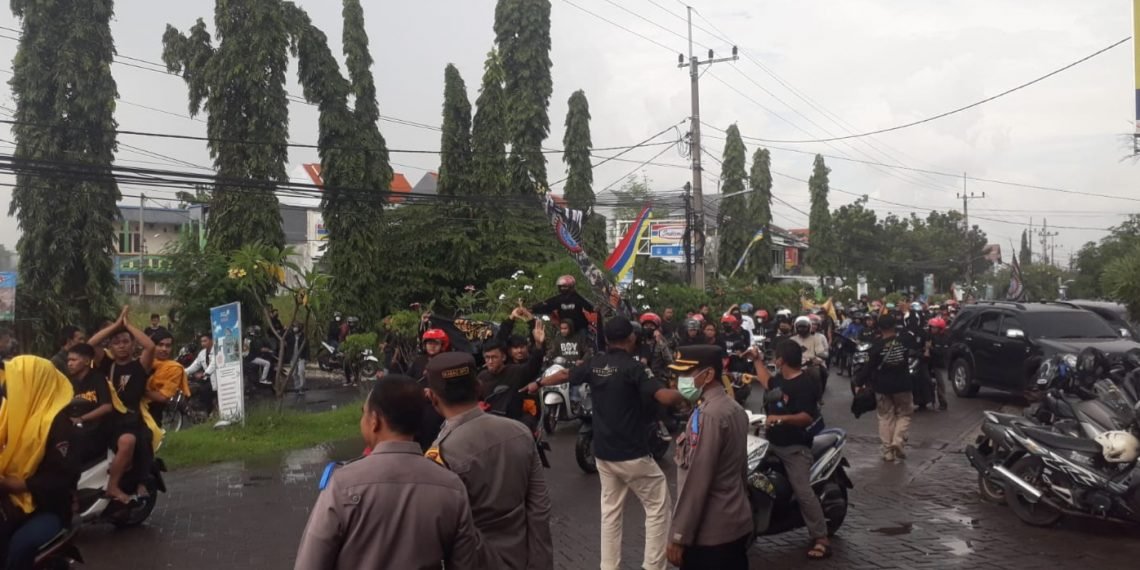 Aksi massa saat mendukung ketiga terdakwa saat sidang di PN Gresik
