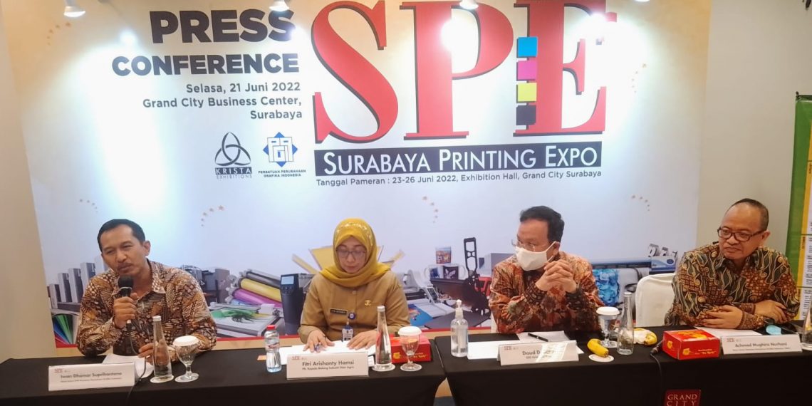 (Kiri-kanan) Iwan Dhamar Suprihantono Ketua Umum DPD PPGI, Fitri Arishanty Hamsi Plt. Kabid Industri Non Agro, Daud D. Salim Chief Executive Officer (CEO) PT. Kristamedia Pratama dan Achmad Mughira Burhani Ketua Umum PPGI saat jumpa media, Selasa (21/6/2022). (foto : hari)
