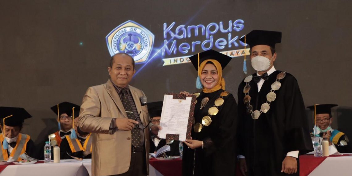 Rektor Unitomo Dr. Siti Marwiyah, S.H., M.H., mengukuhkan Prof. Dr. Drs. Ec. Slamet Riyadi, M.P., M.M., sebagai Gubes Bidang Ilmu Manajemen, Kamis (23/6/2022). (ist)