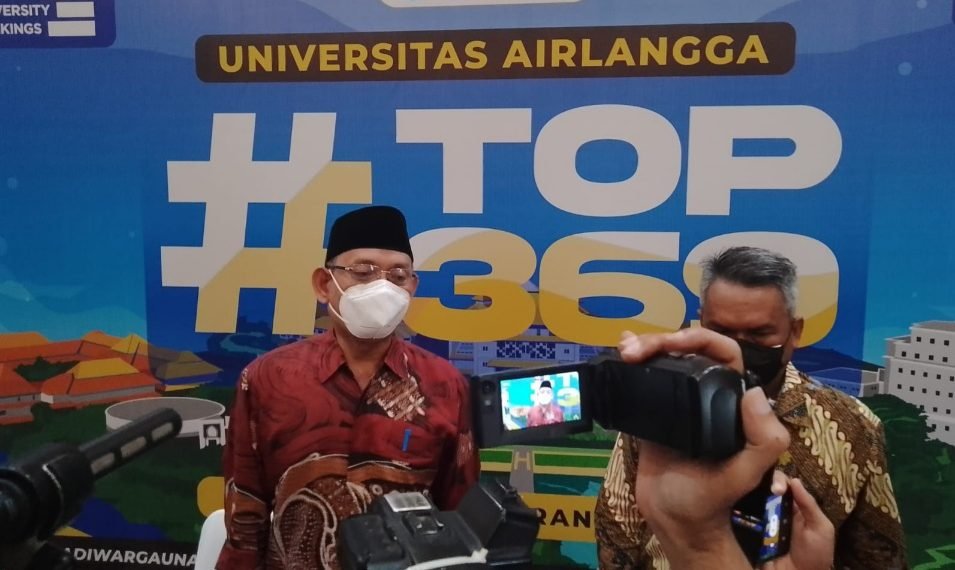 Rektor Unair Prof Dr Mohammad Nasih SE MT Ak (Kiri) saat konferensi pers di Kampus C Unair, Kamis (23/6/2022). (foto : hari)