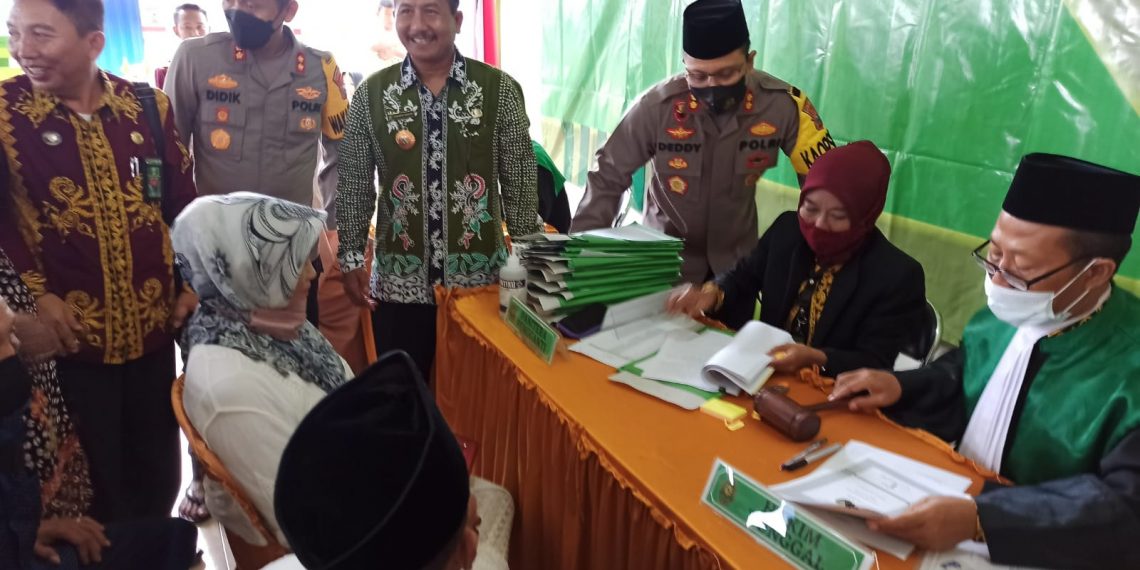 AKBP Deddy Foury Millewa saat memantau kegiatan Isbat Nikah massal