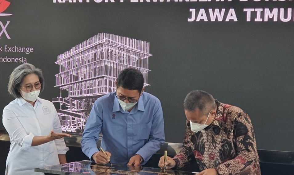 (ki-ka) Indah Kurnia Anggota Komisi XI DPR RI, Inarno Djajadi Dirut PT BEI dan Hoesen Kepala Eksekutif Pengawas Pasar Modal OJK saat peresmian, Senin (27/6/2022). (ist)
