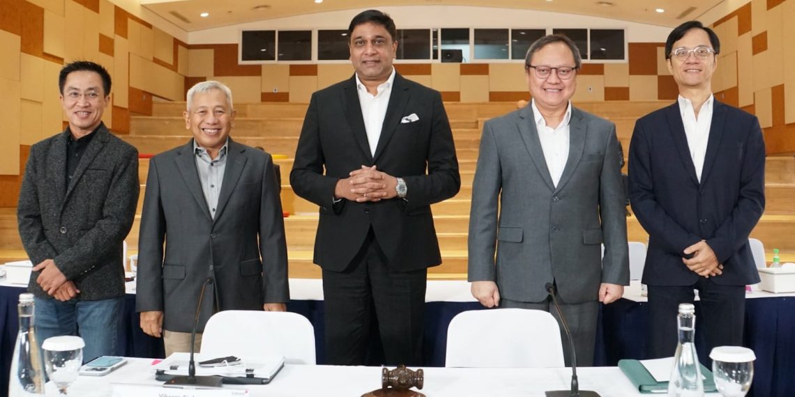 Dirut PT Indosat Tbk Vikram Sinha (tengah), Direktur PT Indosat Tbk Lee Chi Hung (Kanan), Direktur PT Indosat Tbk Armand Hermawan (2 kanan), Direktur PT Indosat Tbk M. Buldansyah (2 kiri), Direktur Independen PT Indosat Tbk Irsyad Sahroni (kiri) saat RUPST di Jakarta, Selasa (28/6/2022). (ist)