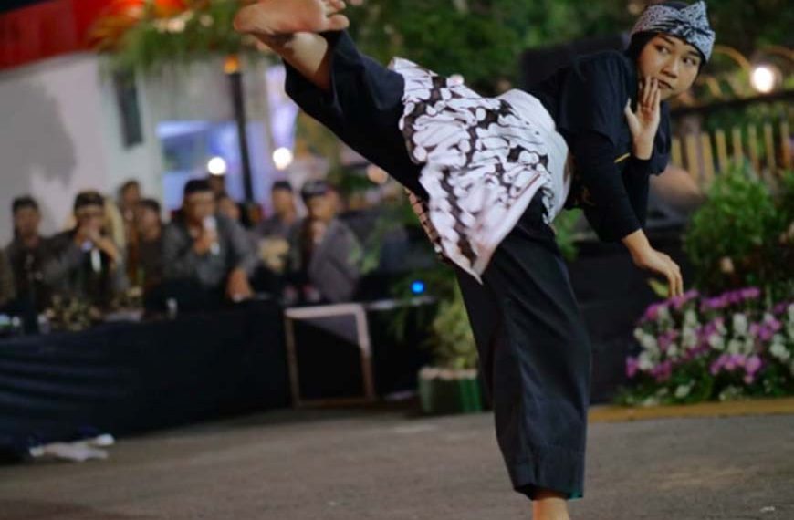 Salah seorang pendekar pencak silat perempuan saat tampil pada acara Sarasehan Budaya Seni PencaK Silat di Balai Kota Madiun. (Foto: Dokumen/Kominfo Kota Madiun)