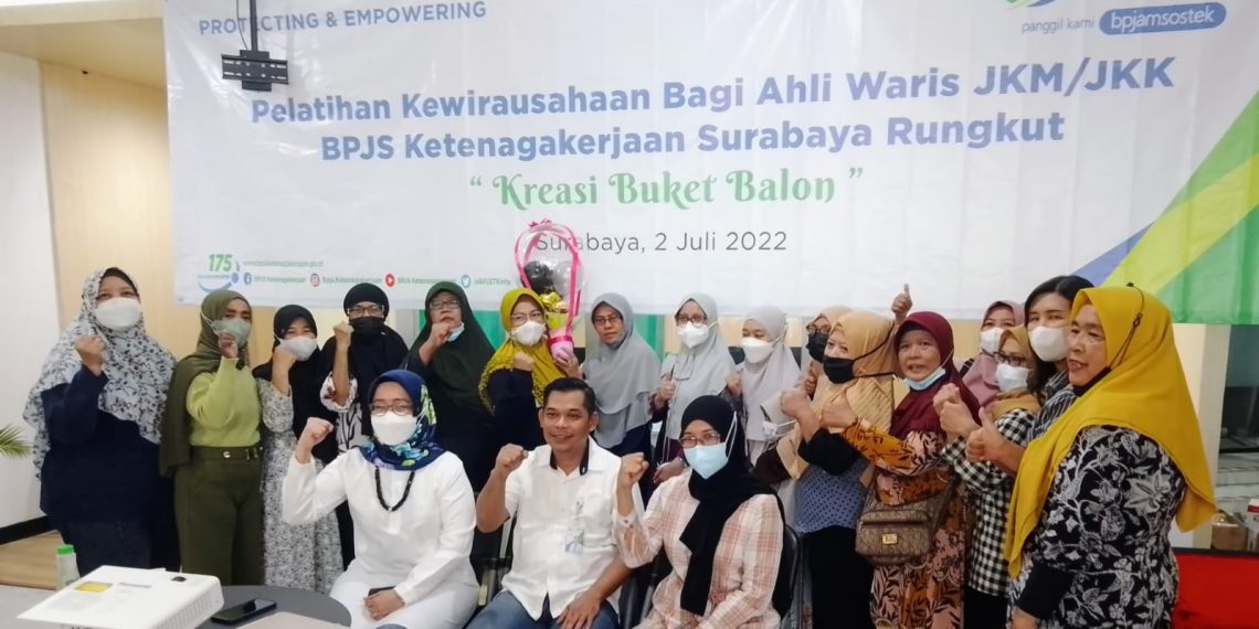 Kepala BPJS Ketenagakerjaan Surabaya Rungkut Rudi Susanto bersama para peserta (ahli waris) pelatihan, Sabtu (2/7/2022). (foto : hari)