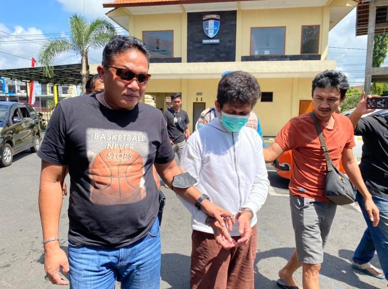 Pelaku onani, ARB (baju putih) saat di Mapolresta Banyuwangi