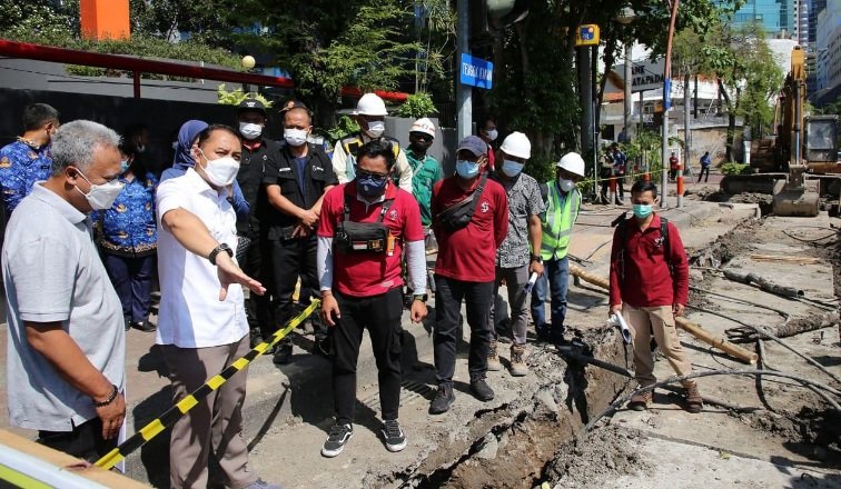 Eri Cahyadi Geram Lihat Kabel Fiber Optik di Saluran Box Culvert Semrawut