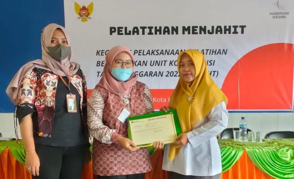 Simbolis perlindungan jaminan sosial BPJS Ketenagakerjaan diberikan kepada Lembaga Pelatihan Kerja (LPK) yang ditunjuk DINKOPUMTK Kota Kediri. (foto : ist)