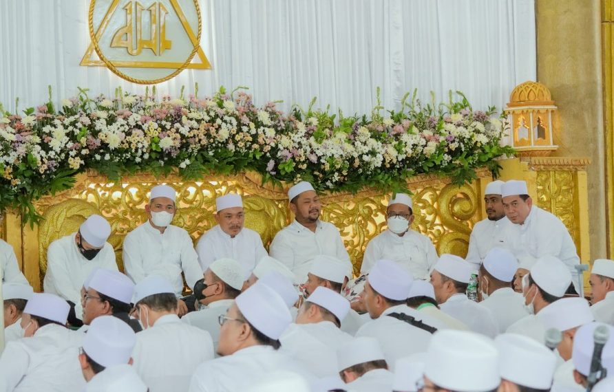 Haul Akbar Gresik Jamaah Teladani Para Kyai dan Ulama Pendahulu 1 Bupati Gresik diantara para jamaah haul