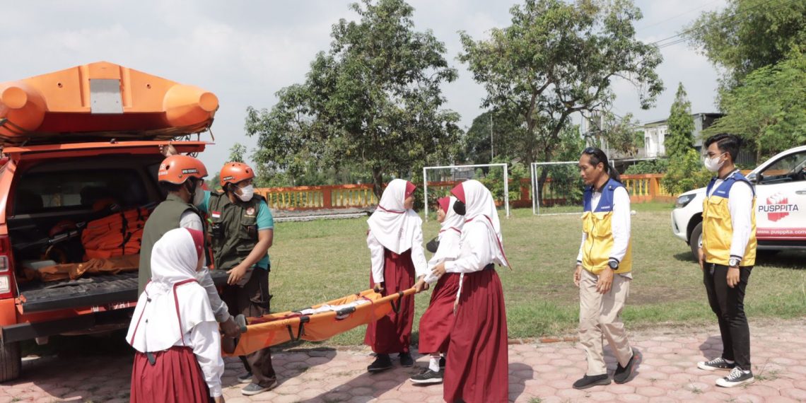Tutup Rangkaian KKN Tematik SMAB dengan Simulasi Penanggulangan Bencana Puting Beliung 1 Simulasi penanganan risiko bencana puting heliung di halaman SDN Terung Wetan Kec. Krian, Kab. Sidoarjo, Selasa (5/7/2022). (ist)
