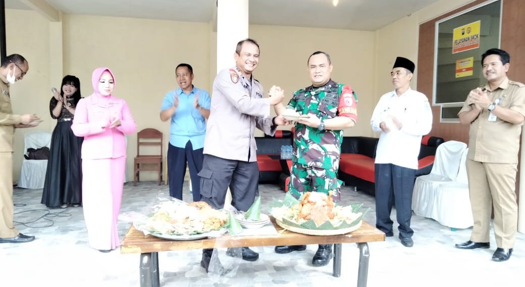 Danramil dan Babinsa Beri Kado Terindah Kapolsek Kedamean