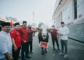 Ketua DPC PDIP Surabaya Adi Sutarwijono membawa hewan kurban.dok