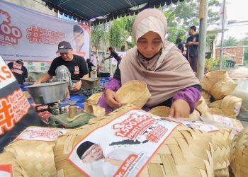 PKS Jatim Bagi Paket Daging Kurban, Dr Salim: Momen Berbagi Membangun Negeri