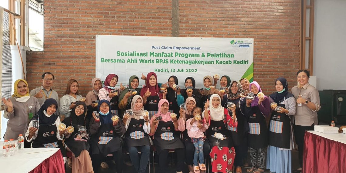 BPJamsostek Kediri memberi pelatihan kerja puluhan ahli waris dari Peserta Klaim JKM dan JKK Meninggal Dunia, Selasa (12/7/2022) di Lembaga Pelatihan Kerja (LPK) ELVITA Kediri. (ist)