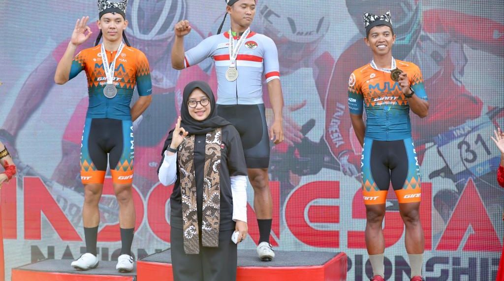 Terry Yudha dan Ayustina Delia Raih Medali Emas Nomor Criterium Kejurnas Balap Sepeda Banyuwangi