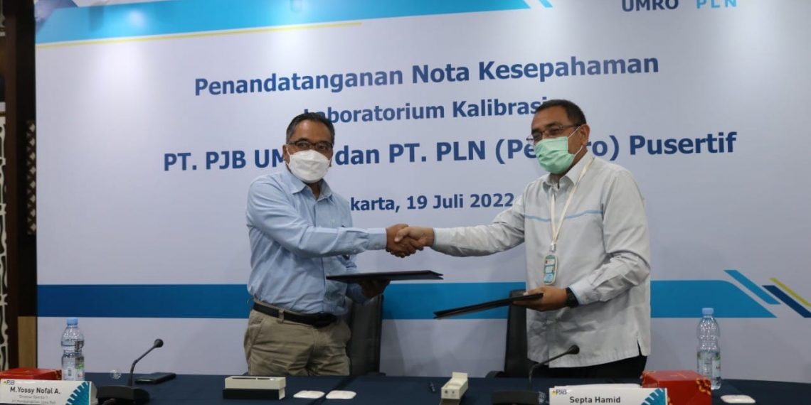 Penandantanganan di kantor PJB UMRO di Jakarta, Selasa (19/7/2022) oleh Direktur Operasi 1 PT PJB, M. Yossy Noval dengan GM PT PLN (Persero) Pusat Sertifikasi, Septa Hamid. (ist)
