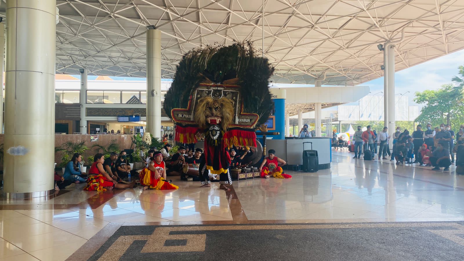 Pertunjukan Reyog Ponorogo di Bandara Internasional Juanda