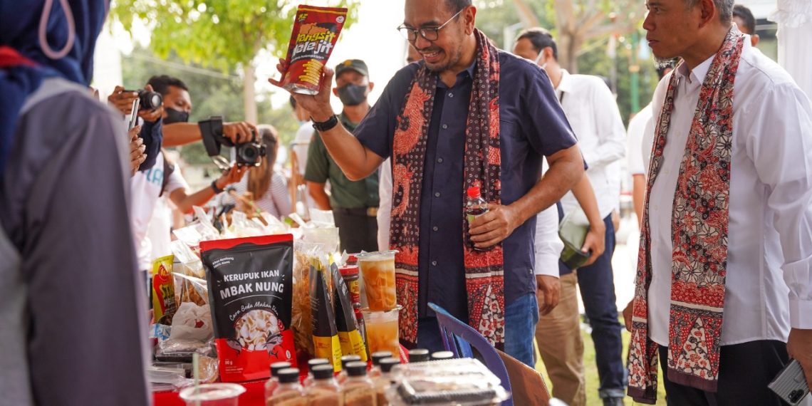 Staf Khusus III Menteri BUMN Arya M. Sinulingga (tengah), SVP of Supporting SIG M Supriyadi (kanan) mengunjungi stan UMKM pada Pasar Murah & Bazar UMKM BUMN di Alun-Alun Rembang, Jawa Tengah, Kamis (21/7/2022). (ist)