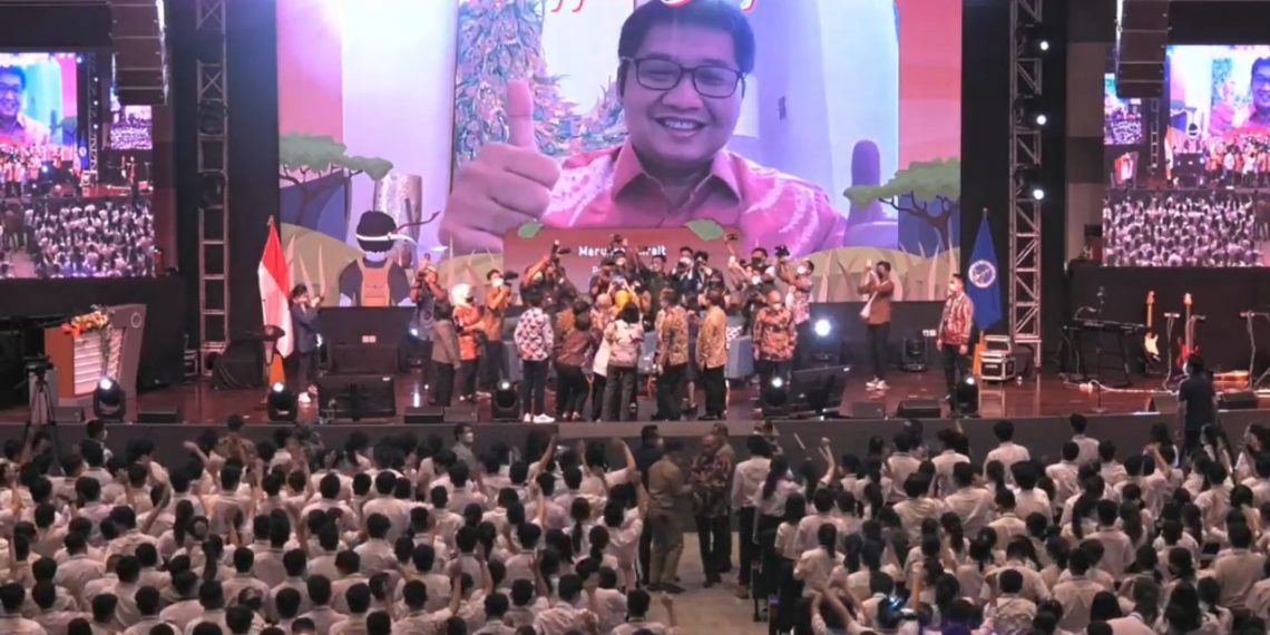 Gubernur Jatim, Rektor UK Petra, yayasan dan para dosen berfoto bersama maba UK Petra, Senin (25/7/2022). (ist)