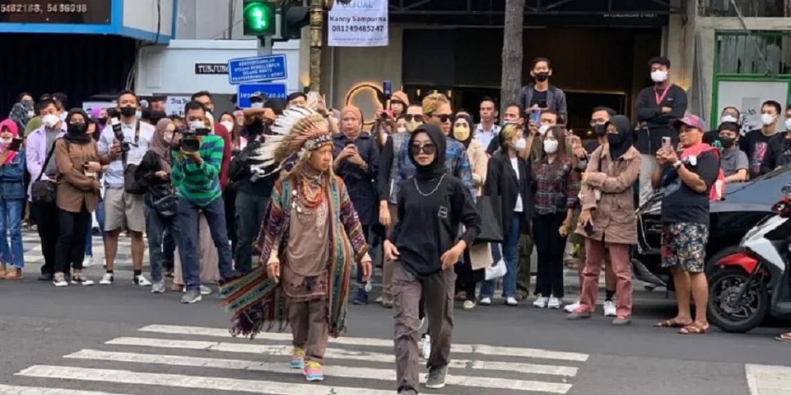 Anak-anak muda yang ingin melakukan fashion week di kawasan Tunjungan bisa manfaatkan pedestrian, agar tidak menimbulkan kemacetan. (ist)