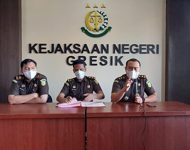 Korupsi Dana Desa, Kejari Gresik Tetapkan Kades Roomo Sebagai Tersangka 1 Kasi pidus (tengah) Alifin N Wanda, bersama Kasi Intel Deni Niswansyah dan Kasubsi Penuntutan Pidsus AA.Ngurah saat melakukan jumpa pers penetapan tersangka Kades Roomo, Kecamatan Manyar