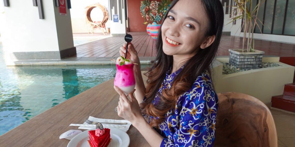 Pengunjung menikmati lapis merah .