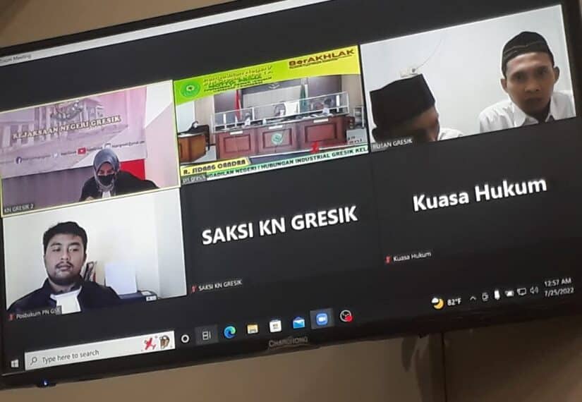 Beli Hp Pakai Uang Palsu, Kedua Terdakwa Divonis 2 Tahun 6 Bulan 1 Kedua terdakwa saat sidang putusan di PN Gresik yang dilakukan secara virtual