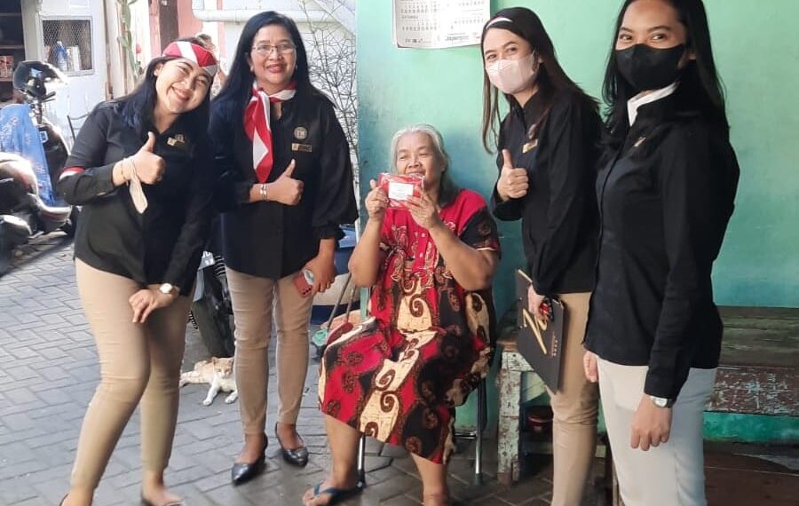 Karyawan Hotel Arcadia Surabaya berkeliling ke rumah warga sekitar hotel untuk membagikan bendera