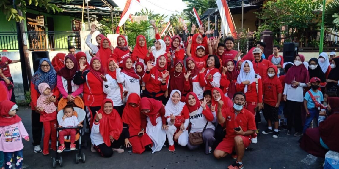 Kekompakan warga RT. 05 RW. 02 Kebalenan saat foto bersama.