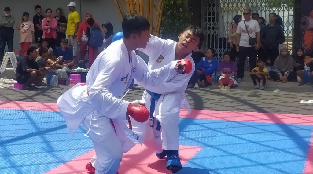 Songsong Event Kejuaraan, FORKI Banyuwangi dan Denpasar Gelar Sparring Partner 1 Aksi atlet karate Banyuwangi dan Denpasar saat latih tanding