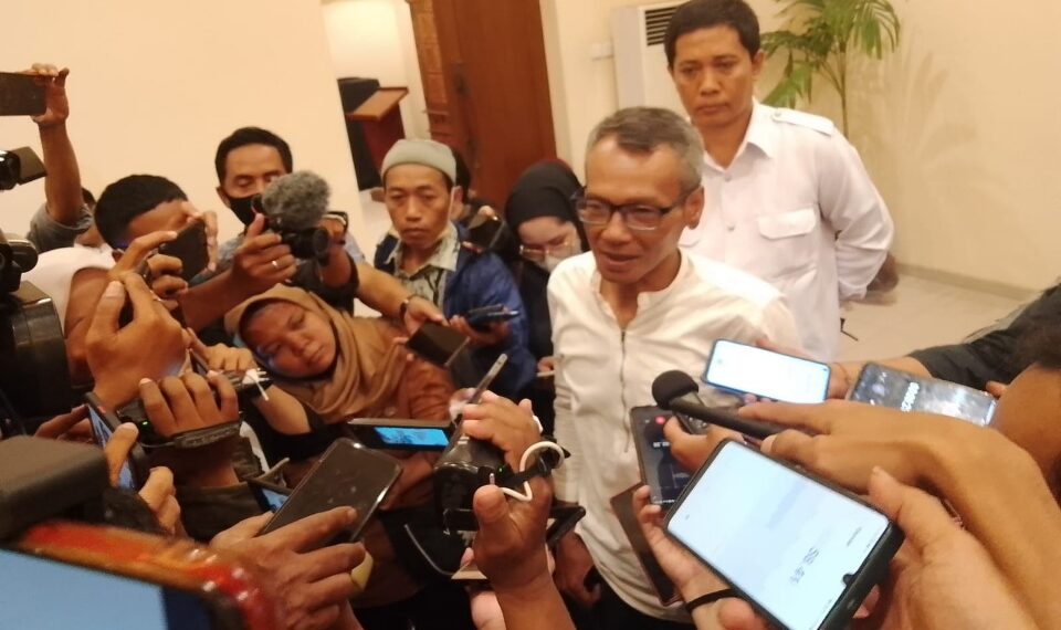 Direktur Surabaya Survey Center (SSC) Mochtar Wahyu Oetomo dan Surokim Abdussalam peneliti senior SSC (belakang) saat temu media bertajuk "Puputan Valentine 2024" di hotel Narita Surabaya, Senin (29/8/2022). (foto : hari)