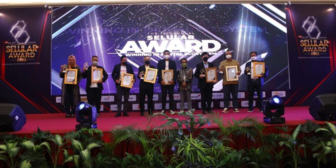 Penghargaan diterima langsung oleh Marco Sumampouw Direktur Smartfren dan Dani Akhyar Head of Community Development Smartfren di Jakarta, Jumat (5/8/2022). (ist)