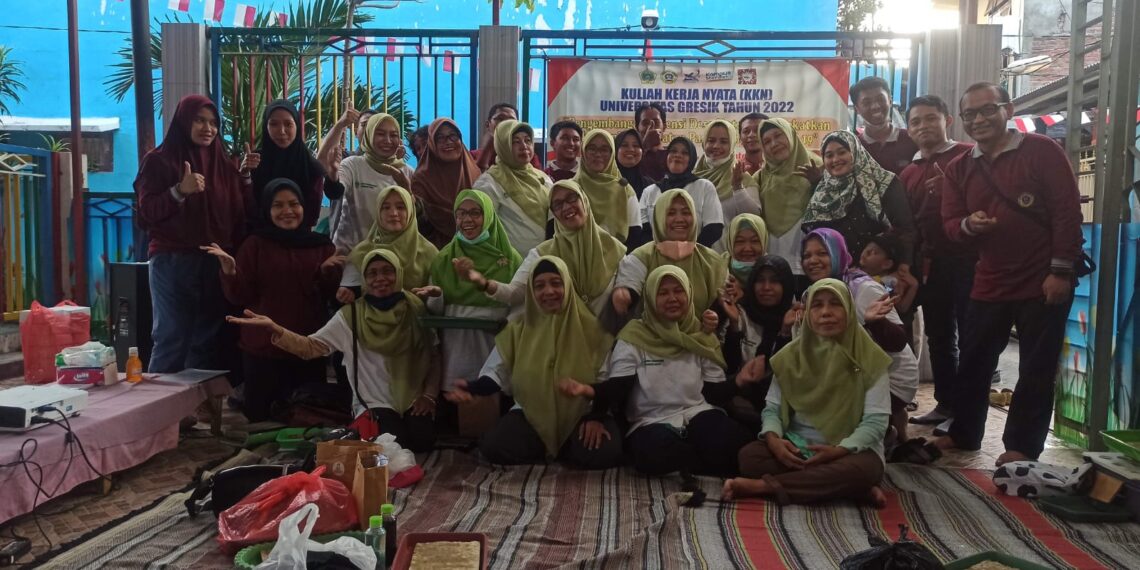 Ibu ibu pelaku UMKM bersama mahasiswa Unigres.