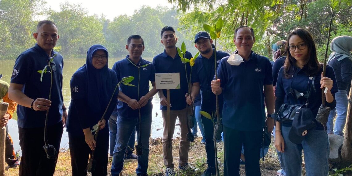 Kepala BPJamsostek Surabaya Rungkut, Rudi Susanto (3 kiri) bersama karyawan usai secara simbolis menanam bibit Mangrove di ekowisata Mangrove Wonorejo, Surabaya, Senin (8/8/2022) pagi. (ist)