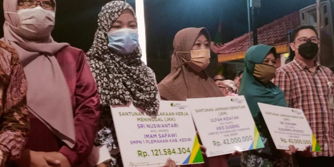 Bersamaan dengan Kegiatan Bersih Desa, BPJamsostek Kediri menyerahkan santunan JKK & JKM kepada 3 keluarga ahli waris peserta BPJamsostek Kediri. (ist)