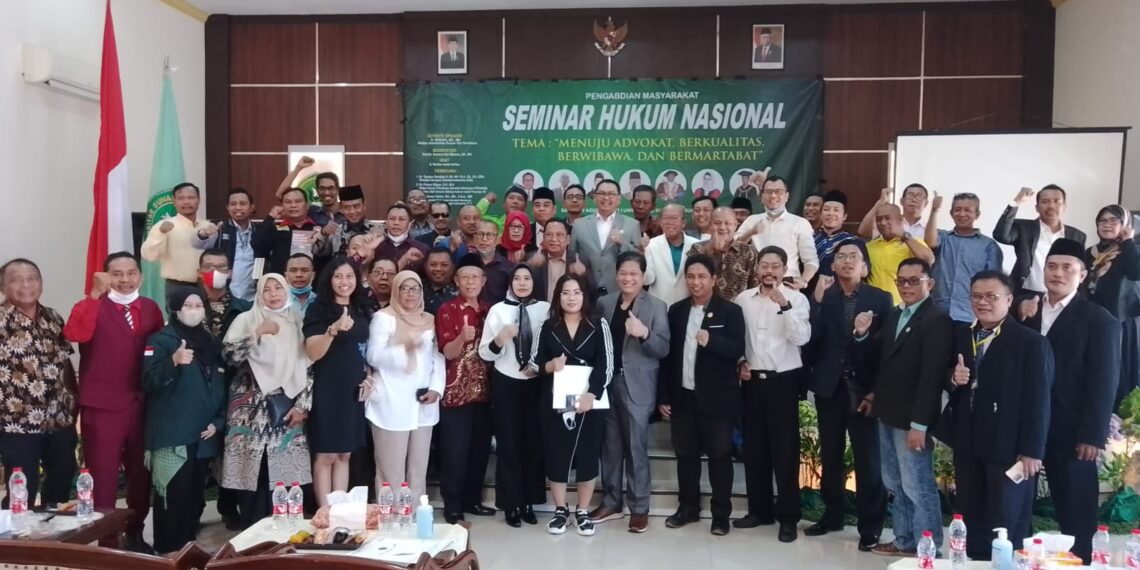 Para narasumber dan para undangan berfoto bersama usai Seminar Hukum Nasional bertema “Menuju Advokat Berkualitas, Berwibawa dan Bermartabat" di kampus Unsuri, Sabtu (20/8/2022). (foto : hari)