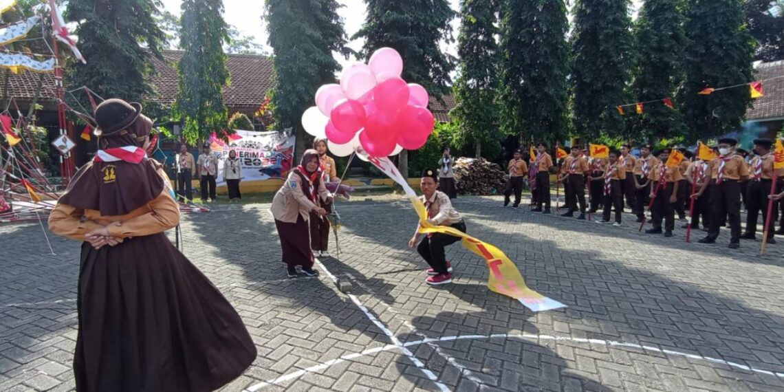 Lilik Subekti saat melepas balon tanda dibukanya acara.