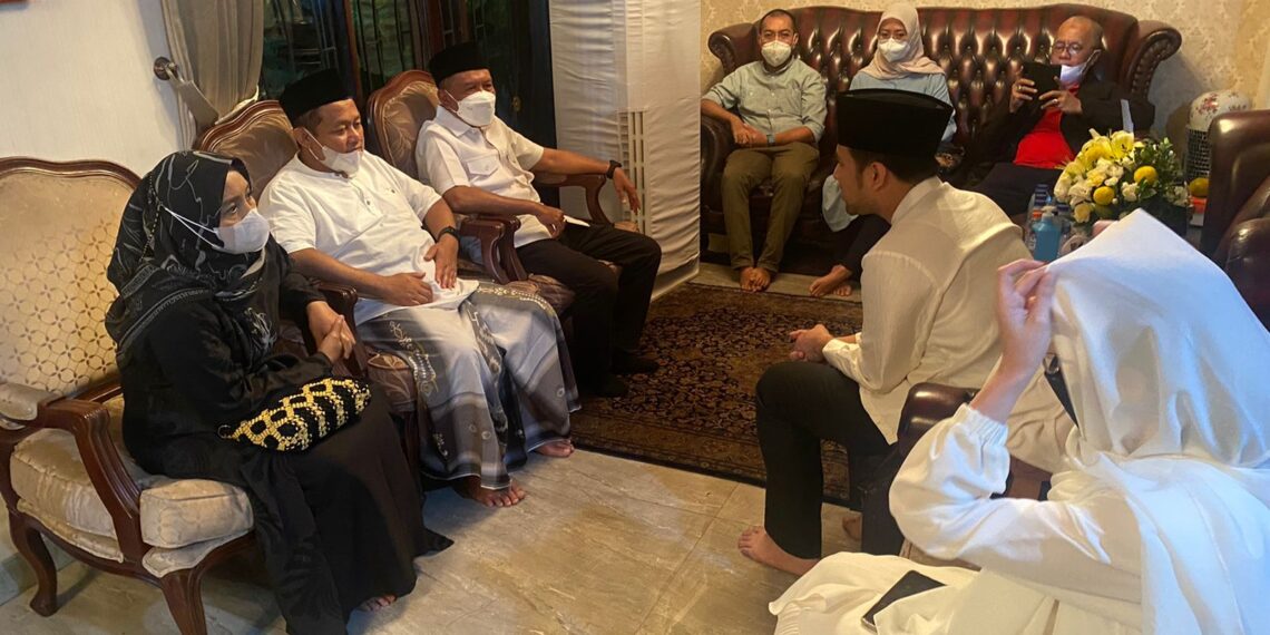 Ketua Golkar Jatim Sarmuji saat tauziah di rumah duka.