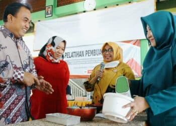 SIG Latih Ratusan Ibu Rumah Tangga di Gresik Bikin Kue
