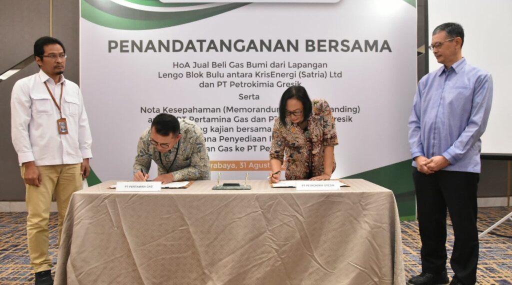 Petro Kimia Gresik Akan Tingkatkan Kapasitas Produksi Urea 1 Direktur Operasi dan Produksi Petrokimia Gresik, Digna Jatiningsih saat mendatangani
Head of Agreement (HoA) Lapangan Lengo Blok Bul dengan Kris Energy Ltd.