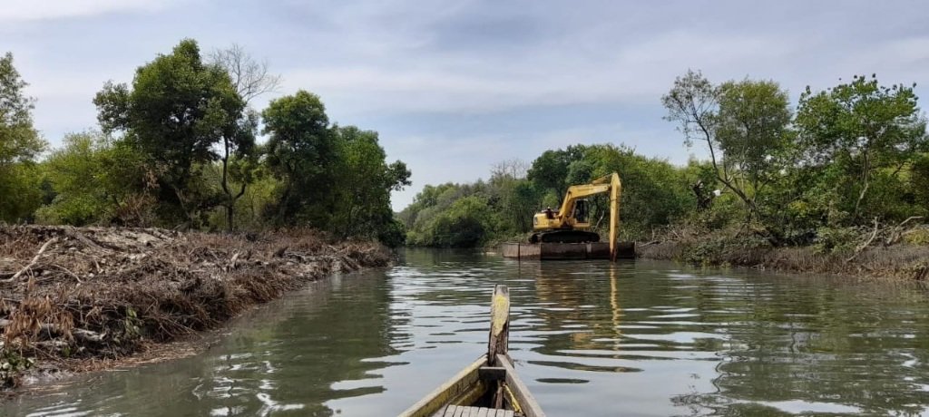 Pemkot Surabaya Lakukan Normalisasi Sungai di Kawasan Mangrove Wonorejo 1 DSDABM melakukan normalisasi saluran air atau pelebaran sungai, dengan pengerukan lumpur di sepanjang sungai di kawasan Mangrove Wonorejo. (ist)