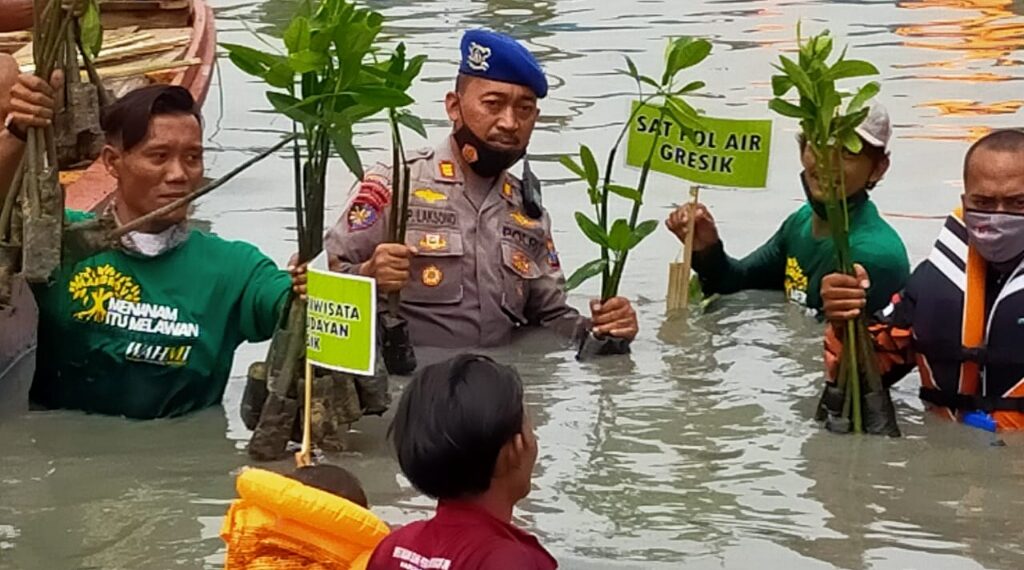 Satpol Air Polres Gresik saat menanam bibit Mangrove