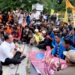 Wali Kota Surabaya Eri Cahyadi & Ketua DPRD Surabaya Adi Sutarwijono temui para demonstran dengan duduk lesehan di pintu masuk Balai Kota Surabaya, Kamis (8/9/2022). (ist)