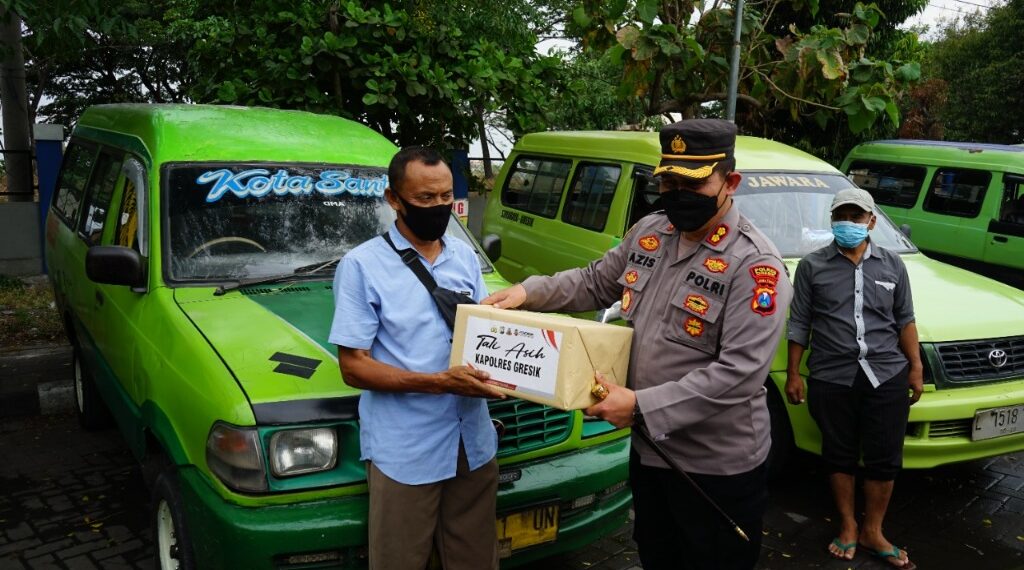 Kapolres Gresik AKBP Mochamad Nur Azis saat memberikan bantuan paket sembako ke sopir angkot