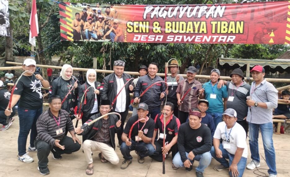 Anggota DPRD Jatim, Ferdian Reza Alvisa saat membuka gelaran Kesenian Tiban