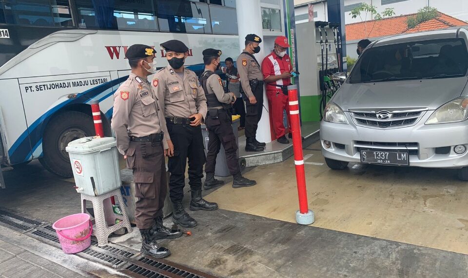 Antisipasi Panic Buying, Polres Gresik Terus Lakukan Patroli di SPBU 1 Polres Gresik saat melakukan patroli di SPBU