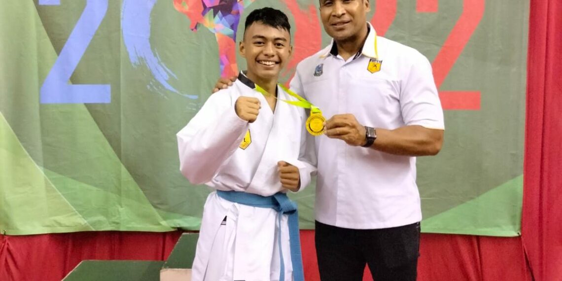 - Sulton Nawwaf Syarif Basuki (kiri) bersama Umar Syarif (atlet karate nasional berprestasi)