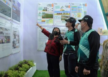 Pengunjung mendapat penjelasan pengelolaan lingkungan yang dilakukan SIG di Pabrik Tuban serta pengelolaan limbah yang dilakukan Nathabumi pada Jatim Environment Exhibition & Forum 2022 di Surabaya, Senin (12/9/2022). (ist)